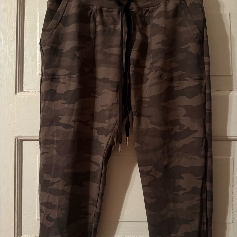 ZYIA women’s unwind Camo Joggers